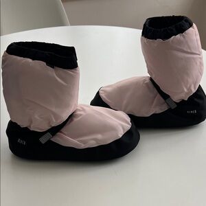 Bloch Soft Pink and Black Warm-Up Booties - Size M ( Women’s 7-8.5) - Like New!